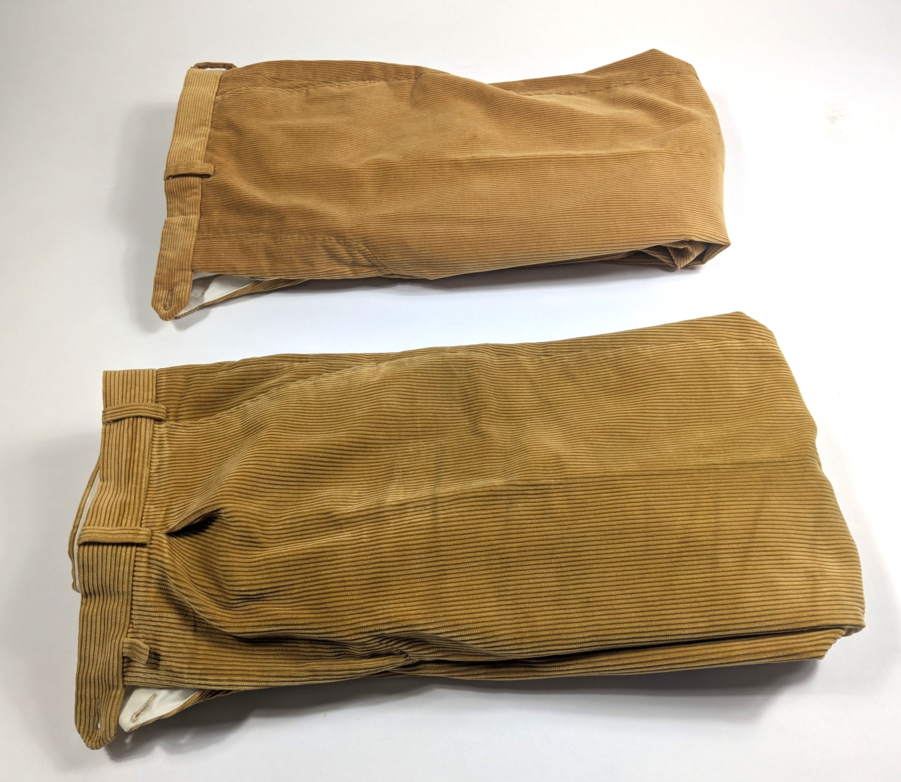 DEUX PANTALONS d'homme en velours jaune moutarde,...